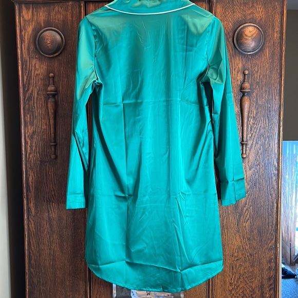 EMERALD GREEN SATIN SLEEP SHIRT - Picture 3 of 6